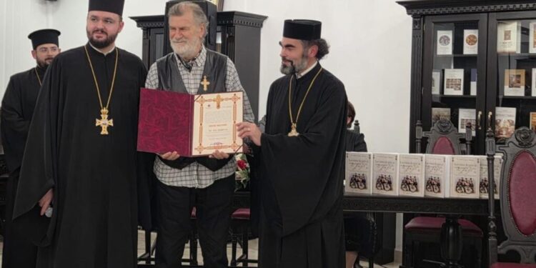 Artistul plastic Mihai Pînaru-PIM a primit distincția ”Crucea Bucovinei” din partea Ahiepiscopiei Sucevei și Rădăuților