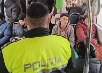 Polițiștii suceveni, acțiuni de prevenire pe mijloacele de transport în comun. Au fost legitimate 78 de persoane și s-au dispus măsuri de atenționare/ avertizare față de 16 persoane
