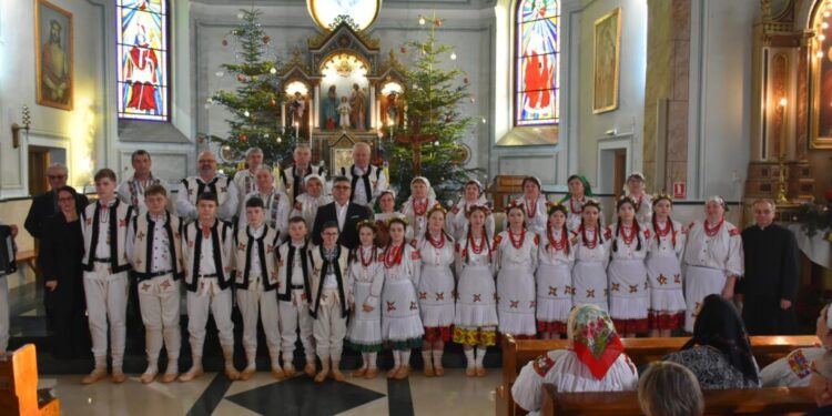 Colinde foarte vechi, păstrate de polonezii din Bucovina, cîntate la Biserica „Coborîrea Duhului Sfânt” din Solonețu Nou (Foto)