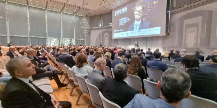 Primarul Siretului, Adrian Popoiu, la o conferință de afaceri la Stuttgart, unde a prezentat oportunitățile de afaceri oferite de orașul de graniță