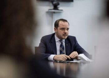 ”Problemele cu care se confruntă” ministrul Alexandru Rogobete ”sînt foarte multe și foarte grave”, ”și-l obligă să ia niște măsuri”. Sorin Hîncu: Este un ministru activ față de alți miniștri