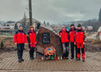 Candele și jerbă, la monumentul salvamontiștilor Nathy și Sorin, care și-au pierdut viața pe 1 decembrie 2017
