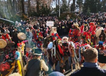 Mii de oameni, la parada cetelor de urători și la spectacolul susținut de acestea în centrul Sucevei. Urătorii au fost întîmpinați și de sportivi suceveni de top (Foto)