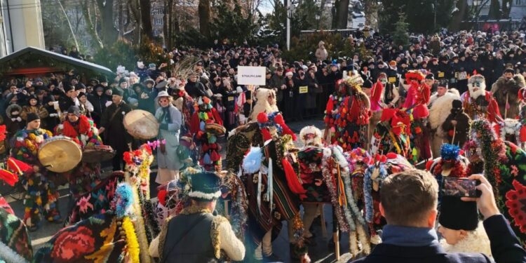 Mii de oameni, la parada cetelor de urători și la spectacolul susținut de acestea în centrul Sucevei. Urătorii au fost întîmpinați și de sportivi suceveni de top (Foto)