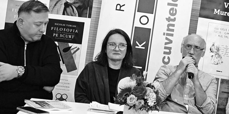 ”Valiza de lemn”, volum de poezie semnat de Alexandru Ovidiu Vintilă, lansat la ”Gaudeamus” într-o ”atmosferă de reală sărbătoare”. Episcopul Vicar al Bucureștilor, Timotei Aioanei, a scris o cronică în ziarul ”Lumina”: O surpriză la care nu m-am așteptat