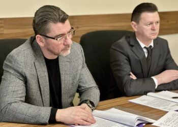 Dialog civic despre situația persoanelor vîrstnice, la Prefectura Suceava. Prefectul Traian Andronachi a subliniat ”importanța colaborării între instituții și a identificării unor soluții concrete, adaptate nevoilor reale ale persoanelor vîrstnice”