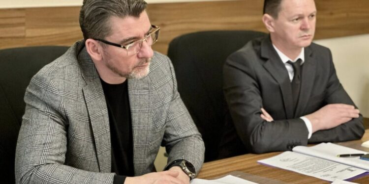 Dialog civic despre situația persoanelor vîrstnice, la Prefectura Suceava. Prefectul Traian Andronachi a subliniat ”importanța colaborării între instituții și a identificării unor soluții concrete, adaptate nevoilor reale ale persoanelor vîrstnice”