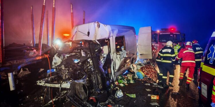 O persoană și-a pierdut viața, iar alte trei au fost rănite, într-un accident produs între Stroiești și Ilișești. O vreme, traficul a fost blocat complet