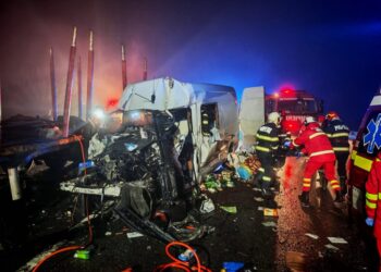 O persoană și-a pierdut viața, iar alte trei au fost rănite, într-un accident produs între Stroiești și Ilișești. O vreme, traficul a fost blocat complet