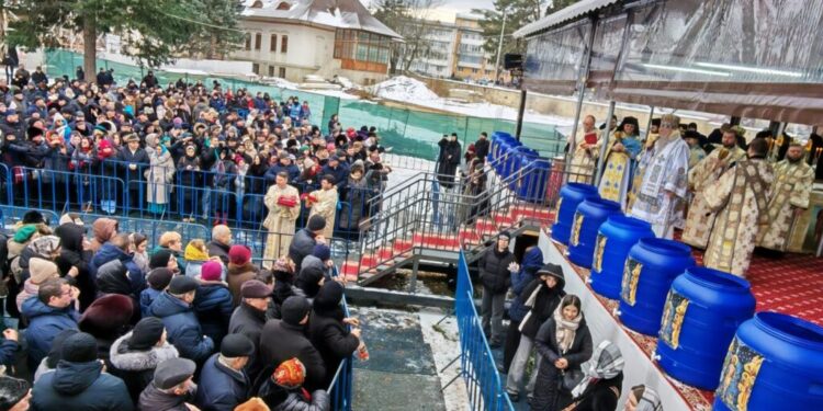 Agheasmă Mare și brioșe, pentru credincioșii care au participat la slujba de Bobotează oficiată la Mănăstirea Sfîntul Ioan cel Nou de la Suceava (Foto)