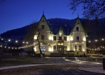 Cele mai frumoase vitrine și fațade de Sărbătorile de Iarnă, la Cîmpulung Moldovenesc. Primarul Negură: S-a văzut un interes foarte mare