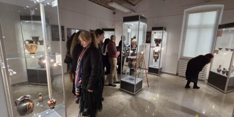 Expoziție de ceramică grecească, în premieră la Suceava. Emil Ursu: Se adresează tuturor. Nu îți vine a crede că aceste piese sînt făcute în urmă cu 2.500-2.700 de ani