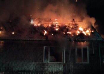 Incendiu din cauza unui scurtcircuit, la Pîrteștii de Jos. O femeie a suferit un atac de panică