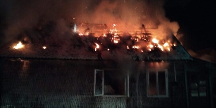 Incendiu din cauza unui scurtcircuit, la Pîrteștii de Jos. O femeie a suferit un atac de panică