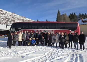 28 de inspectori școlari au fost cu cadouri la elevii de la școlile din Izvoarele Sucevei. Elevii au susținut un spectacol la căminul cultural (Foto)