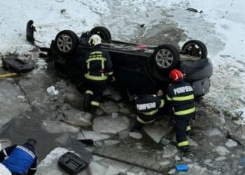 Pompierii au evacuat doi adulți și patru copii dintr-o mașină care se răsturnase în albia rîului Bistrița, la Vatra Dornei