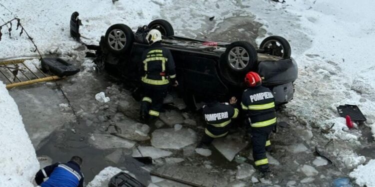 Pompierii au evacuat doi adulți și patru copii dintr-o mașină care se răsturnase în albia rîului Bistrița, la Vatra Dornei