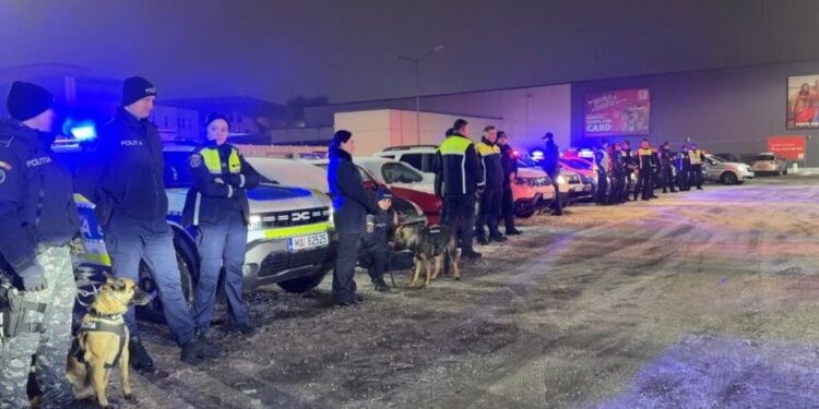 Amplă razie a polițiștilor suceveni, la care au fost folosiți cîini dresați să indentifice substanțe interzise. Au fost aplicate 205 sancțiuni contravenționale și au fost suspendate 22 de permise de conducere (Foto)