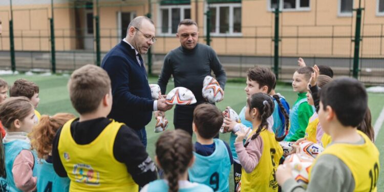 Mingi pentru școlile din Vatra Dornei, din partea Federației Române de Fotbal