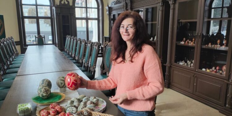 Ouă încondeiate, expuse de Cristina Timu la Complexul Muzeal Cazinoul Băilor din Vatra Dornei: Întreabă copiii dacă sînt ”kindere” și dacă au surprize înăuntru