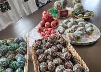 Cea de-a XXI-a ediție a Festivalului Ouălor Încondeiate de la Ciocănești, cu două săptămîni înainte de Paște. Sînt înscriși peste 100 de participanți