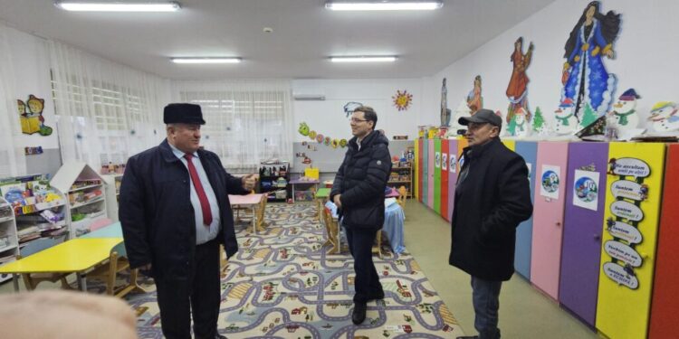 Vicepreședintele Parlamentului European Victor Negrescu, impresionat de investițiile cu fonduri europene făcute la școlile din Cornu Luncii