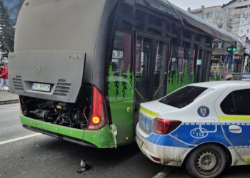 Mașină de poliție, într-un carambol în centrul Cîmpulungului. Polițiștii urmăreau un șofer suspect de consum de droguri