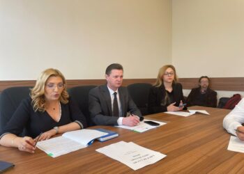 Prefectura Suceava își ”reafirmă angajamentul ferm pentru sprijinirea comunităților de romi”