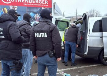 Flagrant în Suceava. Un kilogram de cocaină confiscat, cinci dealeri săltați de polițiști