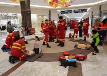 Tehnici de salvare, prezentate de ISU Suceava la Iulius Mall (Foto)