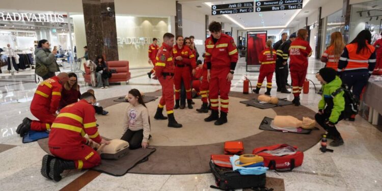 Tehnici de salvare, prezentate de ISU Suceava la Iulius Mall (Foto)