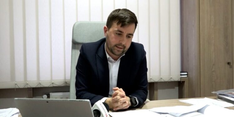 Amenzi pentru organizatorii protestului împotriva primarului de la Salcea, Ezekiel Belțic, și pentru cei care au pătruns în Primărie