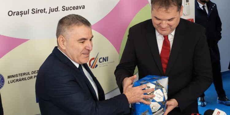 Minge de fotbal din partea primarului Adrian Popoiu pentru ministrul Cseke Attila, ambii foști jucători de liga a IV-a