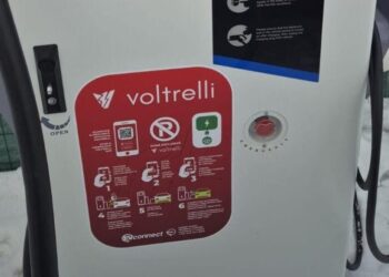 Patru puncte de încărcare a mașinilor electrice, în curtea Primăriei Marginea