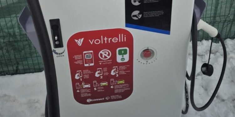 Patru puncte de încărcare a mașinilor electrice, în curtea Primăriei Marginea