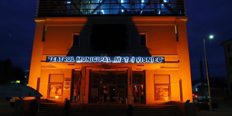 Lumină portocalie pe Teatrul Municipal ”Matei Vișniec” Suceava, de Ziua Mondială de luptă împotriva cancerului