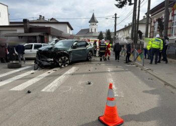 Pieton în comă, după un accident care a avut loc în zona pieței agroalimentare din Fălticeni. În accident au fost implicate trei mașini și au fost acroșați doi pietoni