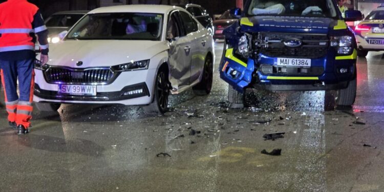 Doi polițiști, răniți într-un accident care a avut loc în zona Policlinicii ”Areni” din municipiul Suceava