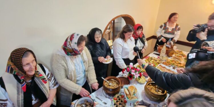 Iahnie de fasole, ciuperci pane, drob de post, vinete și ciorbă de pleurotus, plăcinte, cornulețe și colțunași, la Festivalul Produselor Tradiționale de Post de la Adîncata. 30 de gospodine au oferit preparatele (Foto)