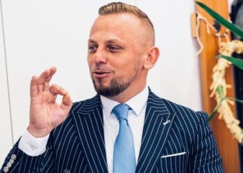 În sfîrșit, primarul Vasile Rîmbu schimbă modul de comunicare. Succes, Alex Covașă!