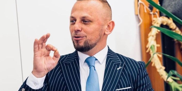 În sfîrșit, primarul Vasile Rîmbu schimbă modul de comunicare. Succes, Alex Covașă!