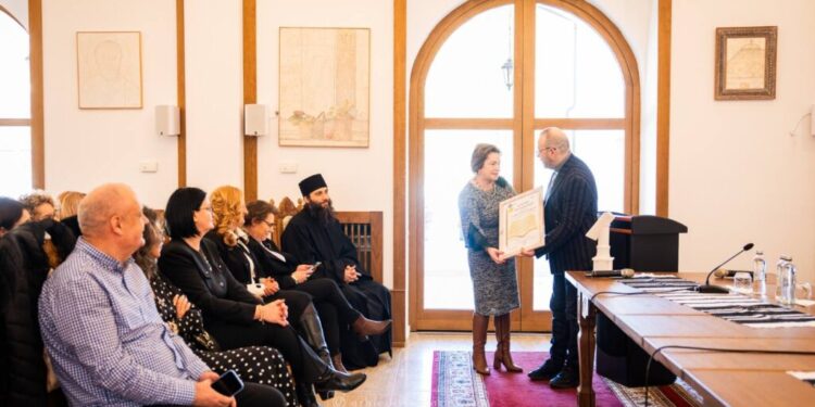 Diplomă de excelență pentru directoarea Școlii Gimnaziale Vatra Moldoviței, Monica-Goergeta Colban, din partea Inspectoratului Școlar Suceava, ”pentru rezultatele remarcabile obținute în transformarea comunității școlare pe care o conduce”