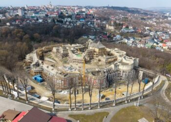 Au demarat lucrările de amenajare a unei parcări pe platoul Cetății de Scaun a Sucevei. Vor fi 133 de locuri de parcare, din care 121 pentru mașini. Lucrările ar trebui să fie gata în maxim 8 luni (Foto)