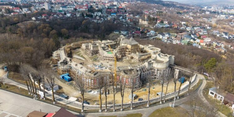 Au demarat lucrările de amenajare a unei parcări pe platoul Cetății de Scaun a Sucevei. Vor fi 133 de locuri de parcare, din care 121 pentru mașini. Lucrările ar trebui să fie gata în maxim 8 luni (Foto)