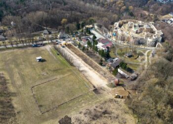 Au demarat lucrările de amenajare a unei parcări pe platoul Cetății de Scaun a Sucevei. Vor fi 133 de locuri de parcare, din care 121 pentru mașini. Lucrările ar trebui să fie gata în maxim 8 luni (Foto)