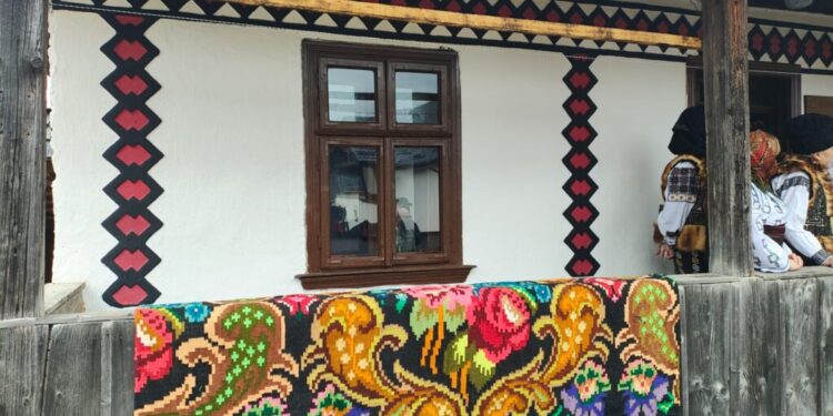 Opt case tradiționale din comuna-muzeu Ciocănești, vechi de peste 100 de ani, restaurate. Casele, care sînt locuite, vor putea fi vizitate după un anumit program (Foto)