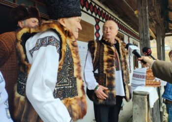 Opt case tradiționale din comuna-muzeu Ciocănești, vechi de peste 100 de ani, restaurate. Casele, care sînt locuite, vor putea fi vizitate după un anumit program (Foto)