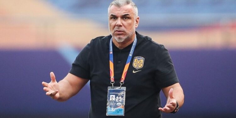 Renumitul antrenor de fotbal Cosmin Olăroiu, sprijin pentru elevii și profesorii de la Colegiul Național ”Petru Rareș” Suceava, care sînt blocați în Dubai