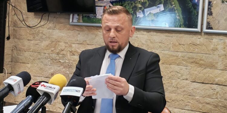 Alex Covașă, bîta de oină a Primăriei Suceava. Una îmbrăcată la costum