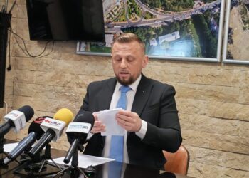 Alexandru Covașă rămîne purtătorul de cuvînt al primarului Sucevei, Vasile Rîmbu, deorece crede în proiectele sale. În ceea ce privește proiectele președintelui CJ, Gheorghe Șoldan, Covașă spune că acestea nu au depășit ”nivelul de vrăjeală politică”